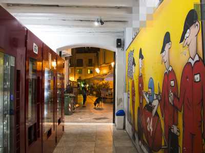 ...di fronte alla macchinette si trova persino una parete completamente �affrescata� con un murales �naif� che rappresenta il pit stop di un pilota di Formula Uno